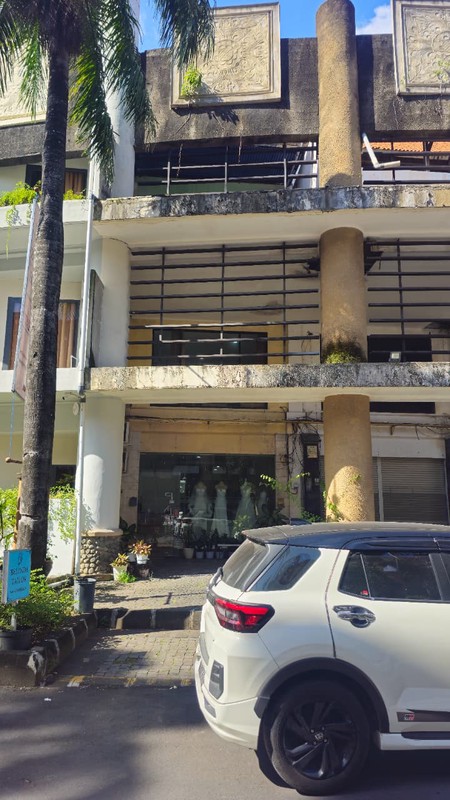 Disewakan Ruko Strategis 3,5 Lantai di Area Kuta, Hanya 5 Menit ke Pantai, Kuta, Badung, Bali