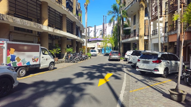 Disewakan Ruko Strategis 3,5 Lantai di Area Kuta, Hanya 5 Menit ke Pantai, Kuta, Badung, Bali