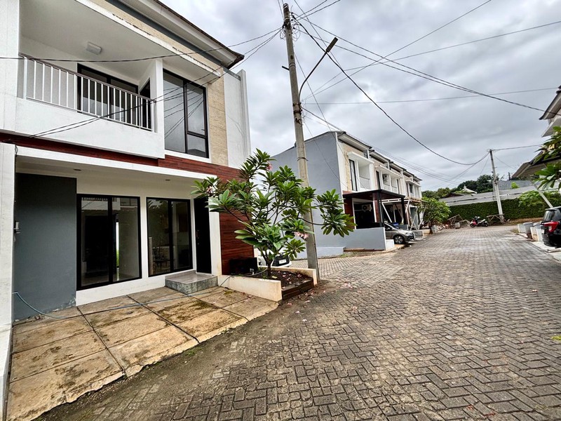Rumah Bagus, dalam Renovasi, dalam Cluster di Jurang Mangu