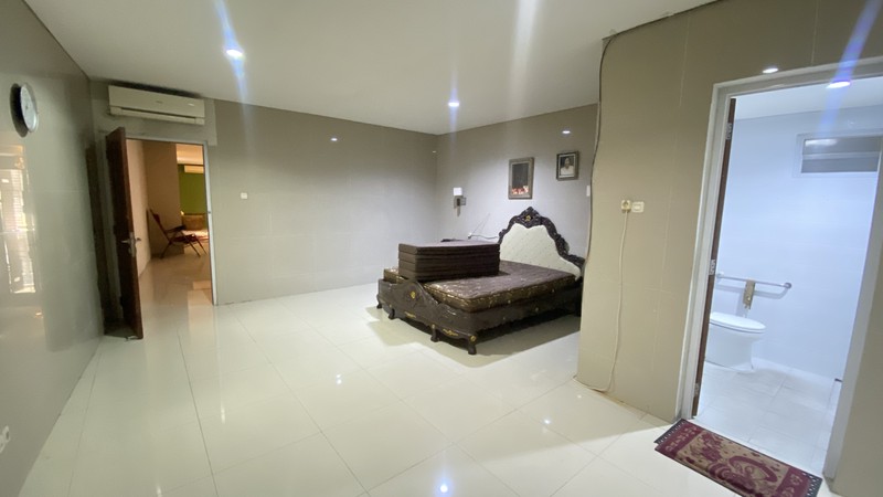 DI JUAL RUMAH TERLETAK DI KOMERSIAL, KEBAYORAN BARU, SENOPATI