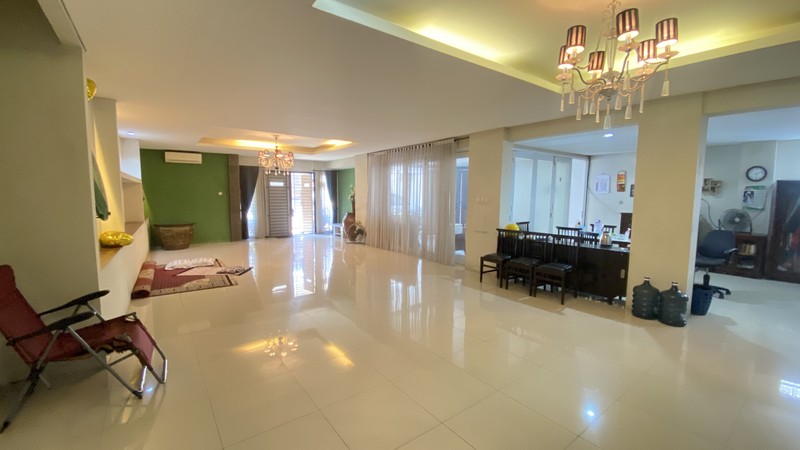 DI JUAL RUMAH TERLETAK DI KOMERSIAL, KEBAYORAN BARU, SENOPATI