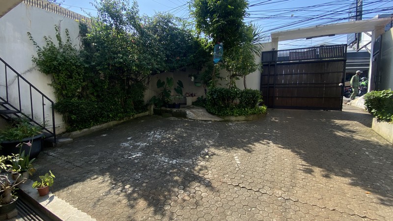 DI JUAL RUMAH TERLETAK DI KOMERSIAL, KEBAYORAN BARU, SENOPATI