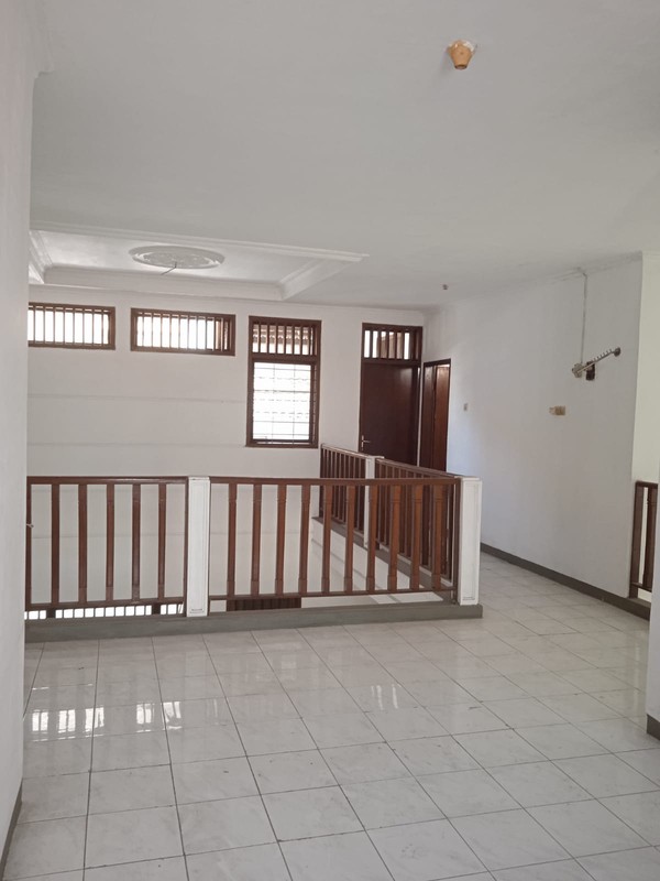 DIJUAL CEPAT RUMAH 2 LANTAI SIAP HUNI TENGGILIS UTARA