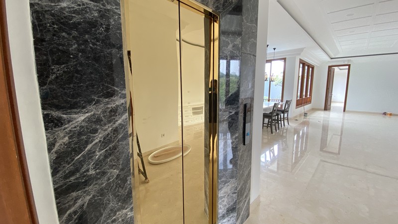 Di Jual Rumah Baru 3,5 Lantai dekat International School di Kemang Jakarta Selatan