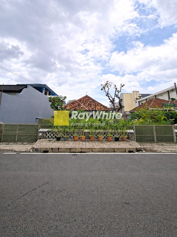 Rumah Dengan Lahan Luas dan Akses Mudah.