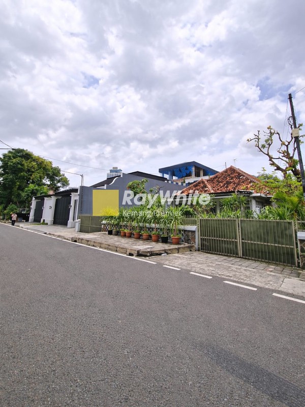 Rumah Dengan Lahan Luas dan Akses Mudah.