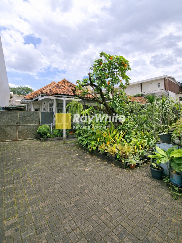 Rumah Dengan Lahan Luas dan Akses Mudah.