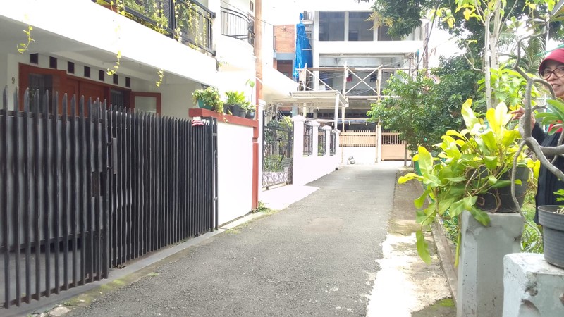 Rumah Cantik, Lingkungan Nyaman Asri Depan Taman, Di Tebet Timur, Selangkah Dari St. KA Cawang