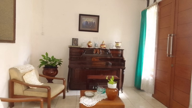 Rumah Cantik, Lingkungan Nyaman Asri Depan Taman, Di Tebet Timur, Selangkah Dari St. KA Cawang