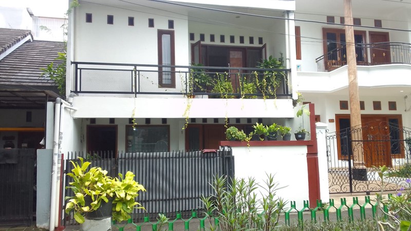 Rumah Cantik, Lingkungan Nyaman Asri Depan Taman, Di Tebet Timur, Selangkah Dari St. KA Cawang