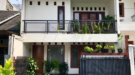 Rumah Cantik, Lingkungan Nyaman Asri Depan Taman, Di Tebet Timur, Selangkah Dari St. KA Cawang