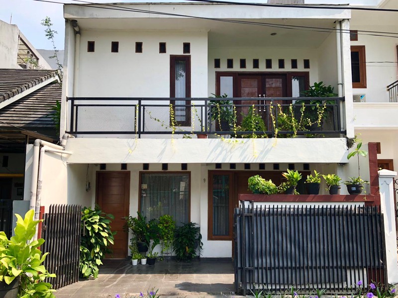 Rumah Cantik, Lingkungan Nyaman Asri Depan Taman, Di Tebet Timur, Selangkah Dari St. KA Cawang