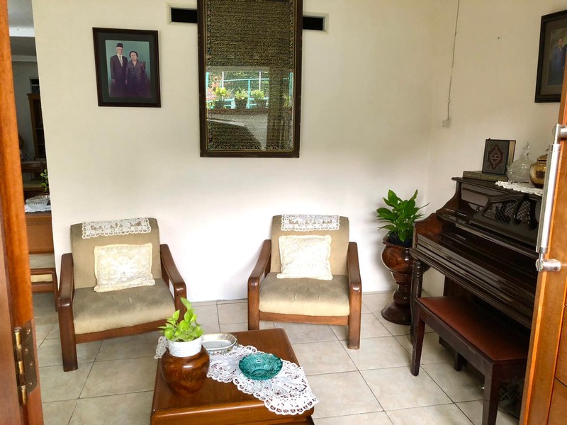 Rumah Cantik, Lingkungan Nyaman Asri Depan Taman, Di Tebet Timur, Selangkah Dari St. KA Cawang