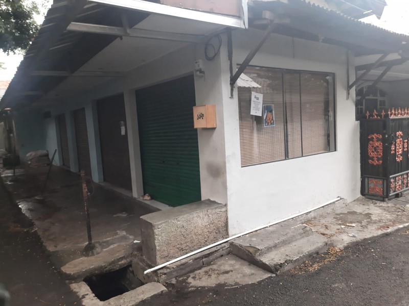Rumah Bagus Dengan 3 Kios, Depan Taman, Akses Jalan 2 Mobil, Selangkah Ke Pasar PSPT, Di Tebet Timur.