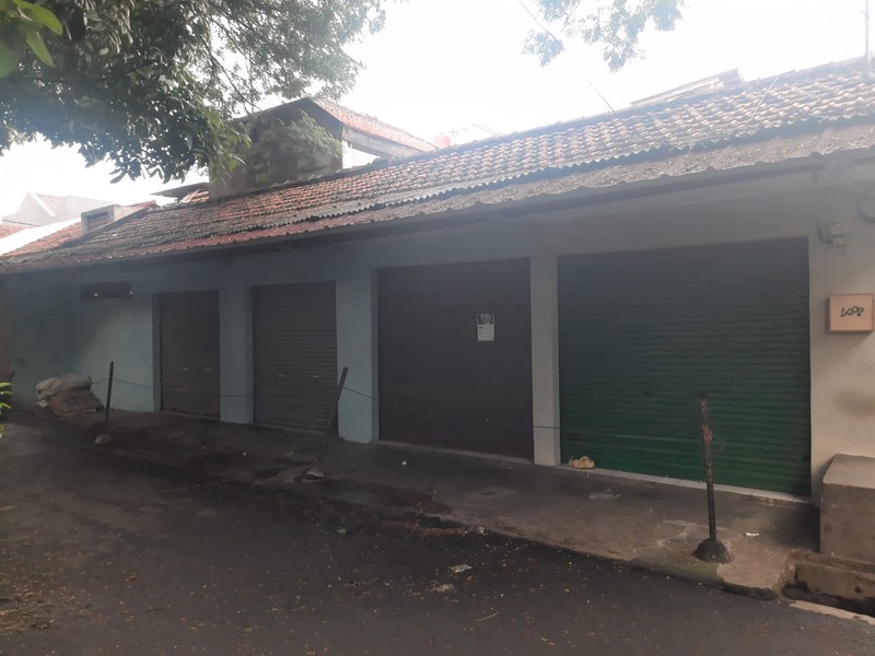 Rumah Bagus Dengan 3 Kios, Depan Taman, Akses Jalan 2 Mobil, Selangkah Ke Pasar PSPT, Di Tebet Timur.
