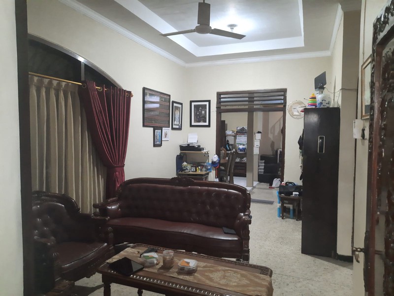 Rumah Bagus Dengan 3 Kios, Depan Taman, Akses Jalan 2 Mobil, Selangkah Ke Pasar PSPT, Di Tebet Timur.