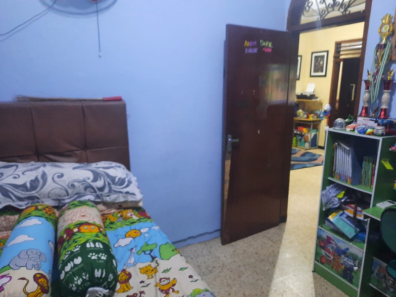 Rumah Bagus Dengan 3 Kios, Depan Taman, Akses Jalan 2 Mobil, Selangkah Ke Pasar PSPT, Di Tebet Timur.