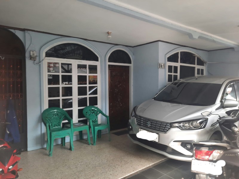 Rumah Bagus Dengan 3 Kios, Depan Taman, Akses Jalan 2 Mobil, Selangkah Ke Pasar PSPT, Di Tebet Timur.