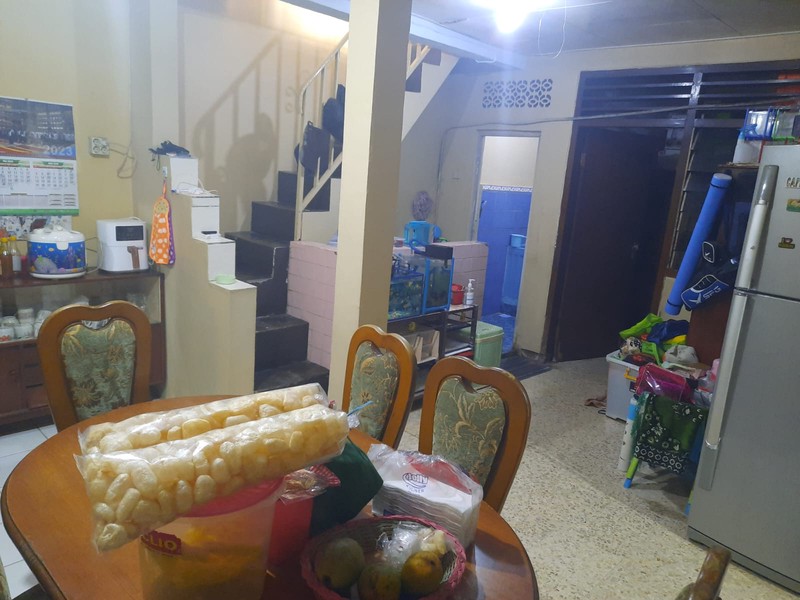 Rumah Bagus Dengan 3 Kios, Depan Taman, Akses Jalan 2 Mobil, Selangkah Ke Pasar PSPT, Di Tebet Timur.