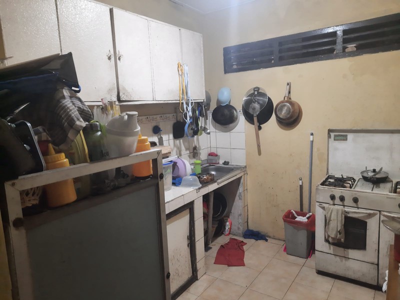 Rumah Bagus Dengan 3 Kios, Depan Taman, Akses Jalan 2 Mobil, Selangkah Ke Pasar PSPT, Di Tebet Timur.