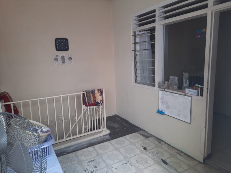 Rumah Bagus Dengan 3 Kios, Depan Taman, Akses Jalan 2 Mobil, Selangkah Ke Pasar PSPT, Di Tebet Timur.