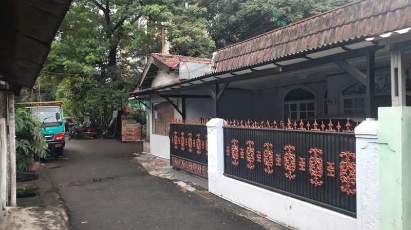 Rumah Bagus Dengan 3 Kios, Depan Taman, Akses Jalan 2 Mobil, Selangkah Ke Pasar PSPT, Di Tebet Timur.