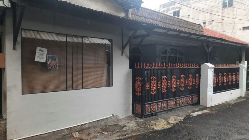 Rumah Bagus Dengan 3 Kios, Depan Taman, Akses Jalan 2 Mobil, Selangkah Ke Pasar PSPT, Di Tebet Timur.