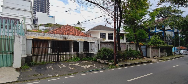 Rumah Lama di Kawasan Menteng - Jakarta Pusat (Hitung Tanah)