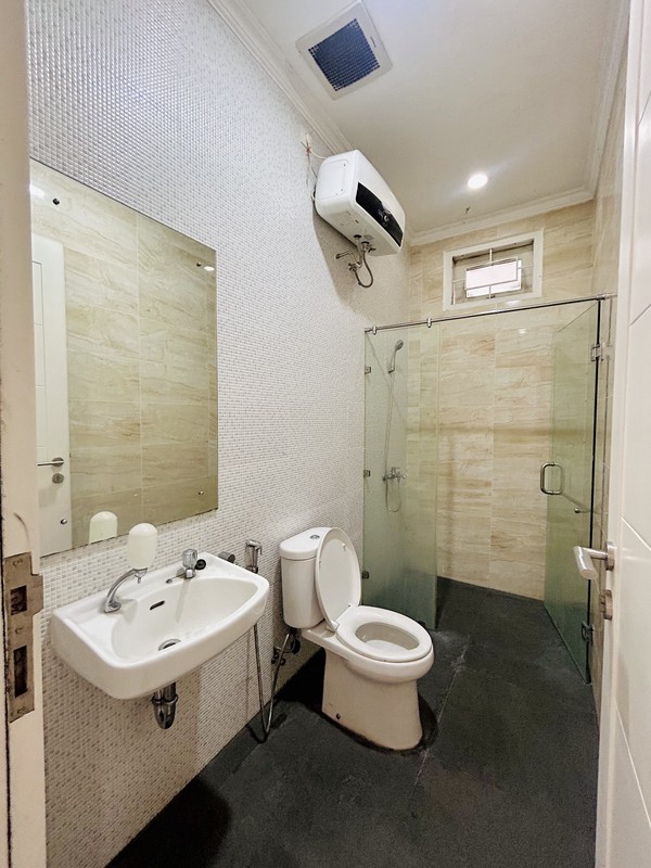 Rumah Modern Tropical Cocok Untuk Kantor, Klinik atau Hunian di Bangka, Kemang.