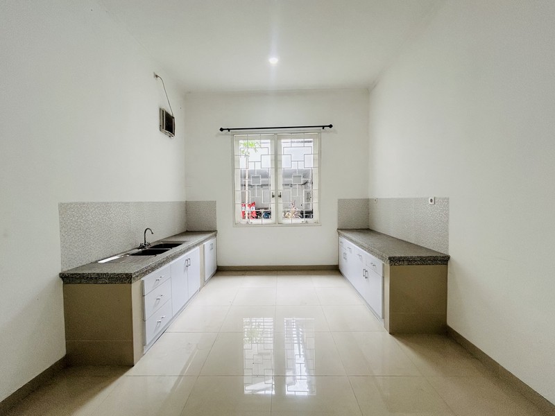 Rumah Modern Tropical Cocok Untuk Kantor, Klinik atau Hunian di Bangka, Kemang.