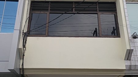 Disewakan Ruko 3 lantai di Jalan Raya Dharmahusada Surabaya