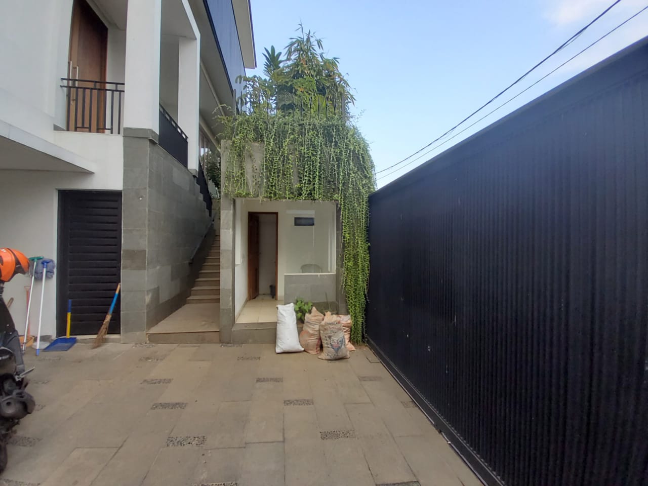 Rumah Baru Minimalis & Nyaman dekat Patra Kuningan Siap Huni, Jakarta Selatan..