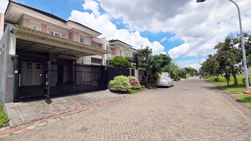 Rumah Dekat Galaxy Mall Surabaya Timur, Puri Galaxy Bougenville Cove, MEWAH, Furnished, SIAP HUNI