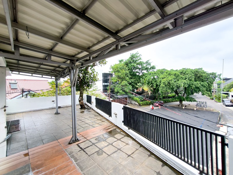 Rumah Siap Huni dengan halaman luas di Cilandak Permai Raya, Jakarta Selatan