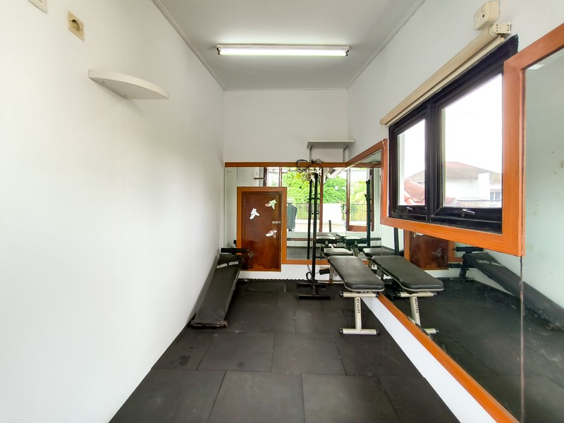 Rumah Siap Huni dengan halaman luas di Cilandak Permai Raya, Jakarta Selatan