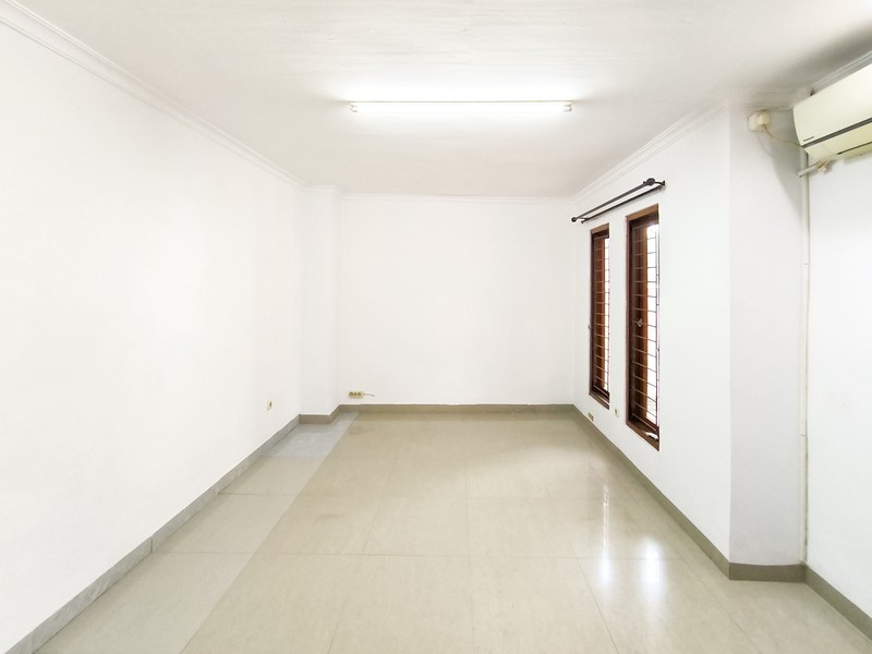 Rumah Siap Huni dengan halaman luas di Cilandak Permai Raya, Jakarta Selatan