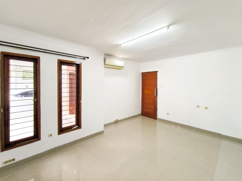 Rumah Siap Huni dengan halaman luas di Cilandak Permai Raya, Jakarta Selatan