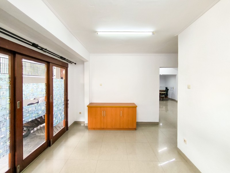 Rumah Siap Huni dengan halaman luas di Cilandak Permai Raya, Jakarta Selatan