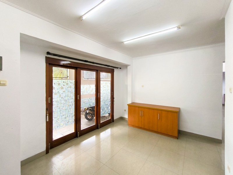 Rumah Siap Huni dengan halaman luas di Cilandak Permai Raya, Jakarta Selatan