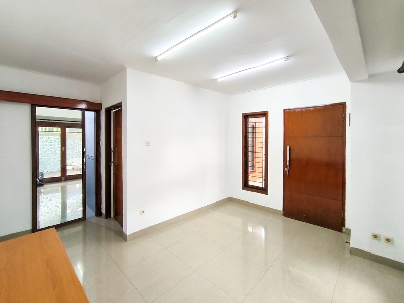 Rumah Siap Huni dengan halaman luas di Cilandak Permai Raya, Jakarta Selatan