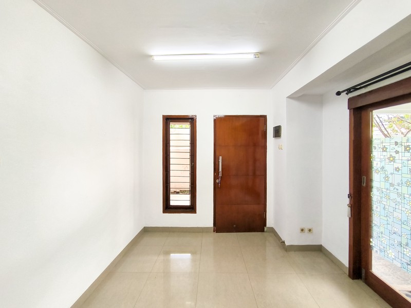 Rumah Siap Huni dengan halaman luas di Cilandak Permai Raya, Jakarta Selatan