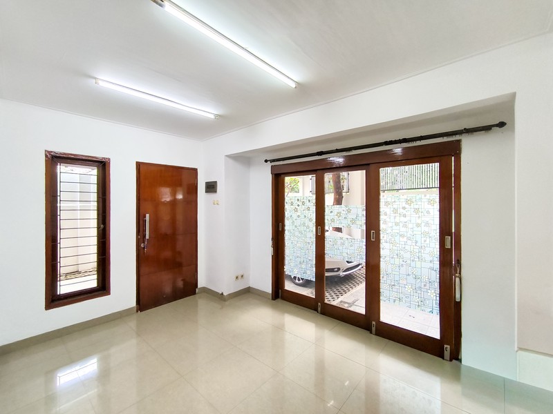 Rumah Siap Huni dengan halaman luas di Cilandak Permai Raya, Jakarta Selatan