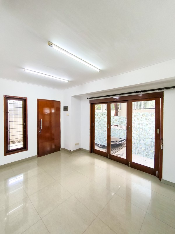 Rumah Siap Huni dengan halaman luas di Cilandak Permai Raya, Jakarta Selatan