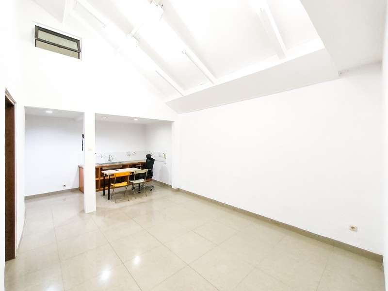 Rumah Siap Huni dengan halaman luas di Cilandak Permai Raya, Jakarta Selatan