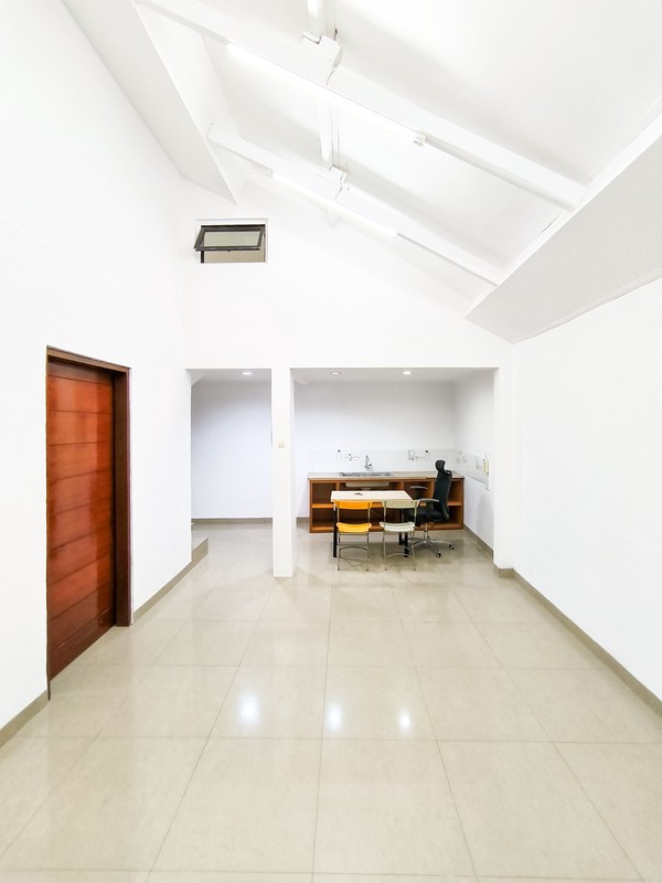 Rumah Siap Huni dengan halaman luas di Cilandak Permai Raya, Jakarta Selatan