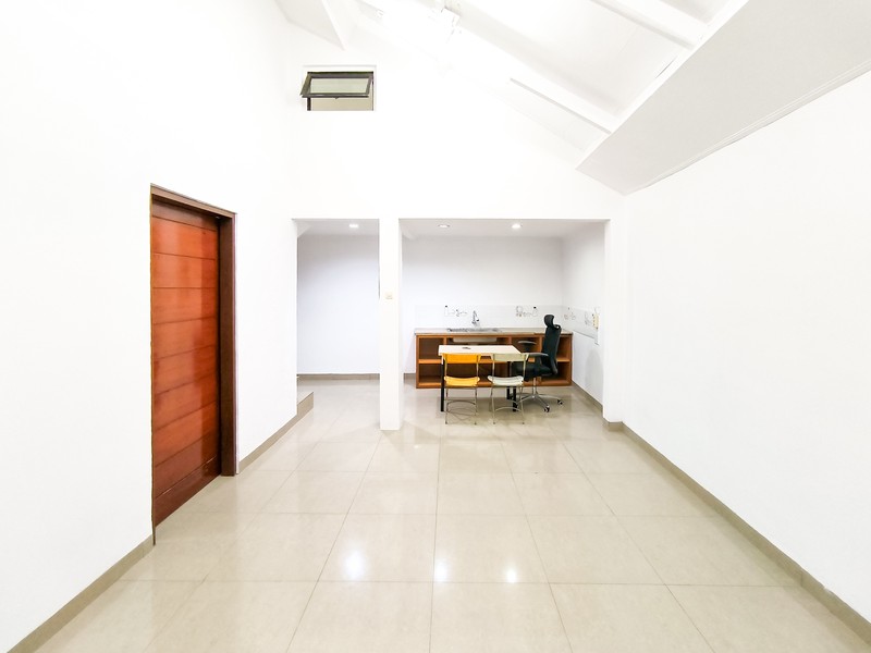 Rumah Siap Huni dengan halaman luas di Cilandak Permai Raya, Jakarta Selatan