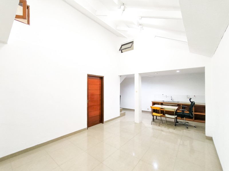 Rumah Siap Huni dengan halaman luas di Cilandak Permai Raya, Jakarta Selatan