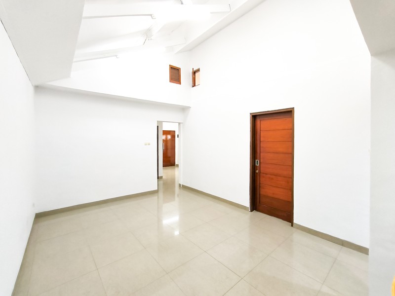 Rumah Siap Huni dengan halaman luas di Cilandak Permai Raya, Jakarta Selatan