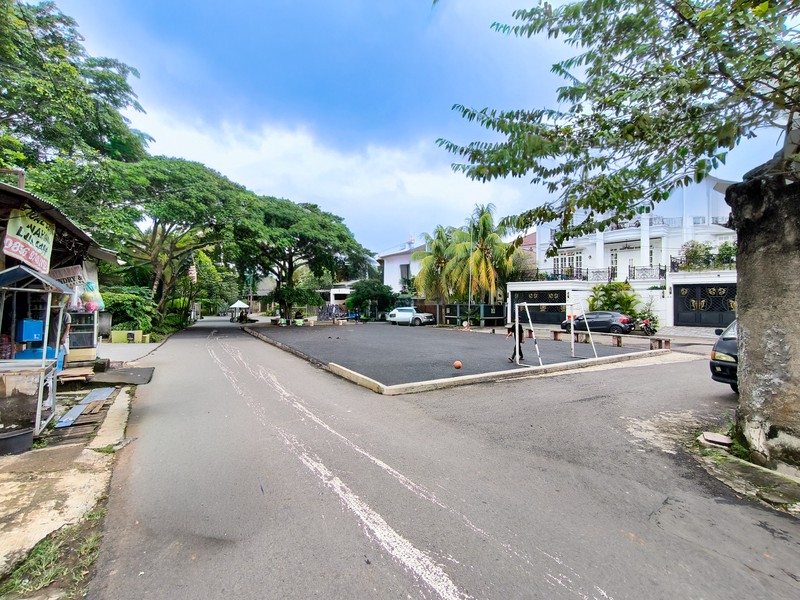 Rumah Siap Huni dengan halaman luas di Cilandak Permai Raya, Jakarta Selatan