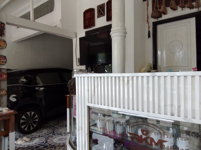 Rumah Tinggal dan Tempat Usaha Coffee Shop di Margahayu Raya